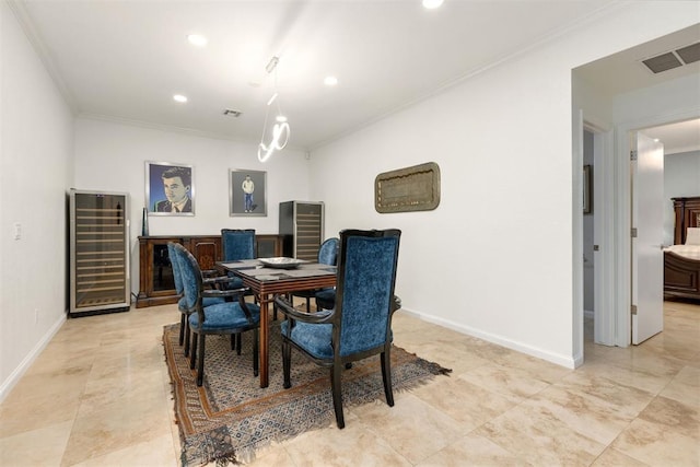 dining space featuring wine cooler, crown molding, recessed lighting, visible vents, and baseboards