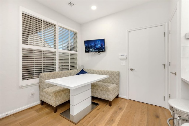 living area featuring light wood finished floors, recessed lighting, visible vents, and baseboards