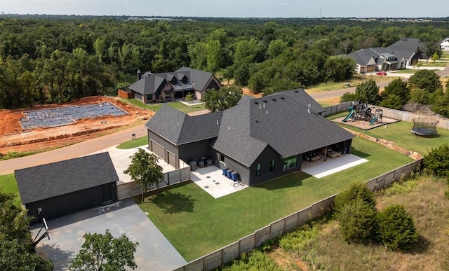 bird's eye view featuring a wooded view