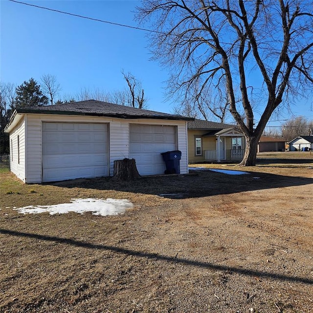 garage featuring dirt driveway