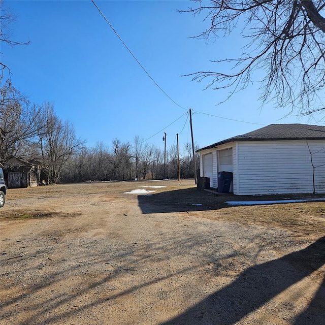 view of yard featuring a detached garage