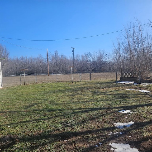 view of yard featuring a rural view