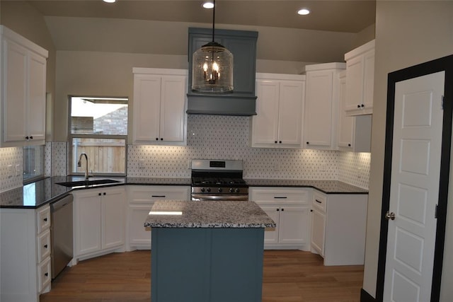 1525 NW 17th Pl, Newcastle, OK 73065 - kitchen featuring a sink, white cabinetry, wood finished floors, and stainless steel appliances