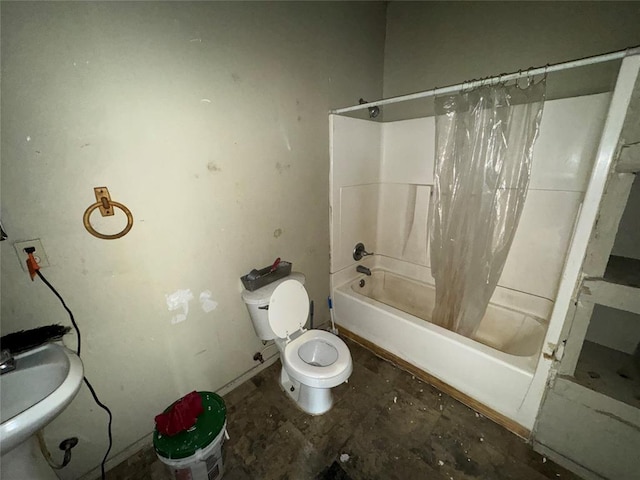full bathroom featuring a sink, toilet, and shower / bathtub combination with curtain