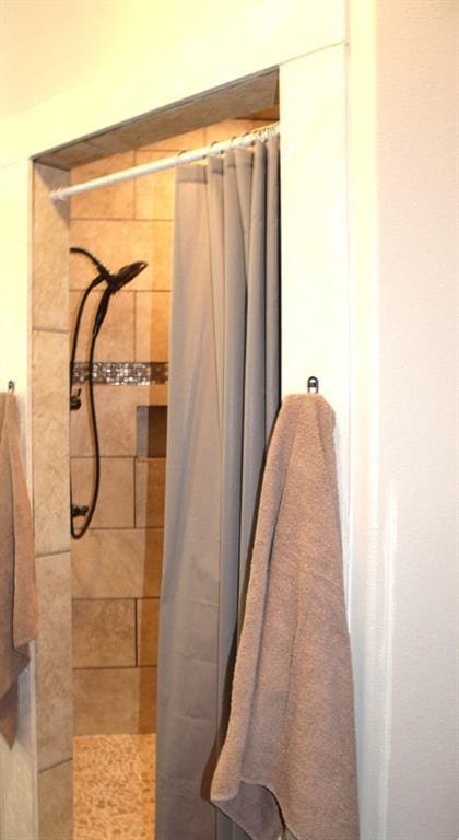 bathroom featuring tiled shower