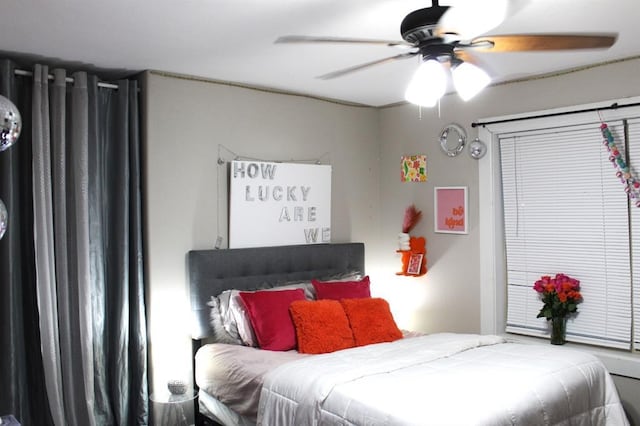 bedroom with ceiling fan