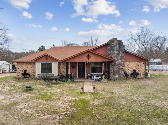 view of front of property featuring a porch and a front yard