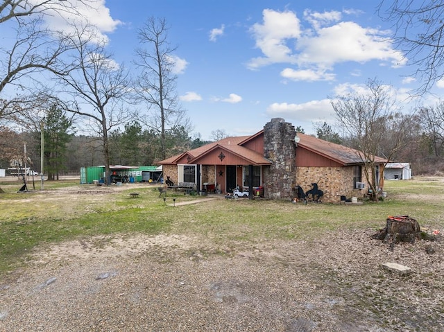 view of front of property featuring a front yard and brick siding