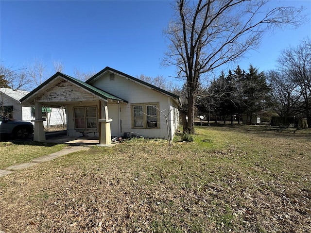 view of front of property featuring concrete block siding and a front yard