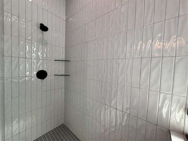 bathroom featuring tiled shower