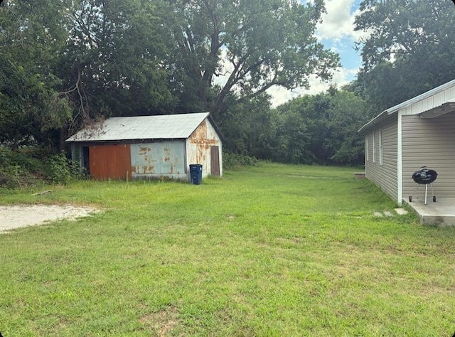 view of yard with an outbuilding