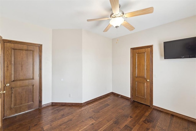 unfurnished room with dark wood-style floors, ceiling fan, and baseboards