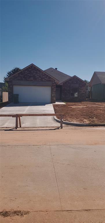 view of front of property featuring driveway