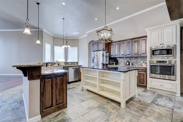 kitchen with stainless steel appliances, a breakfast bar, hanging light fixtures, and a spacious island