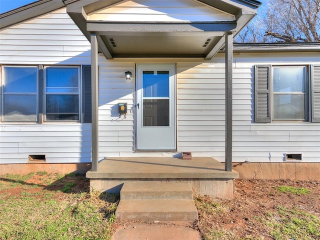 property entrance with crawl space