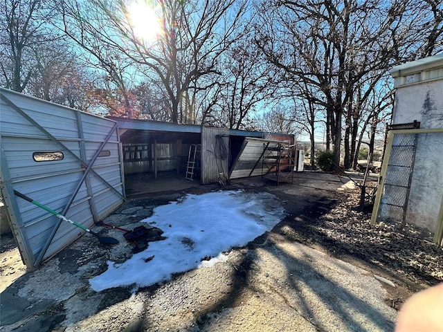 view of yard with a pole building