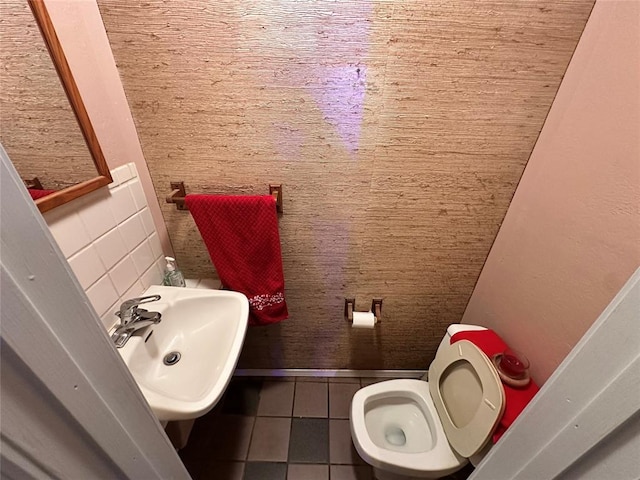 bathroom with tile patterned flooring, a sink, toilet, and baseboards