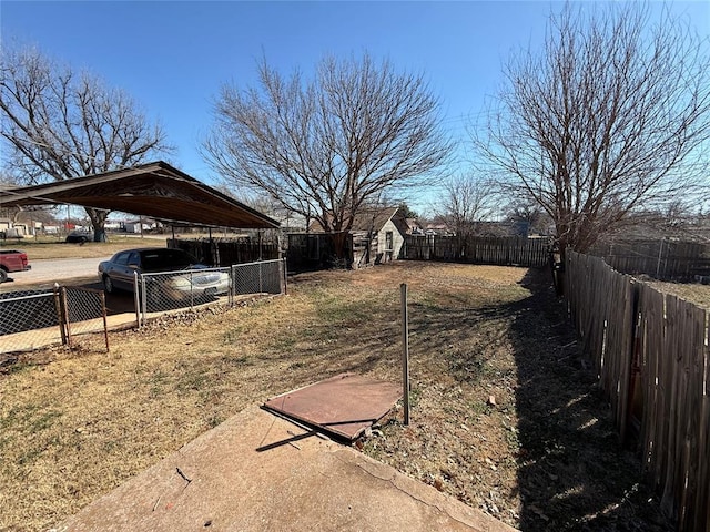 view of yard featuring fence and a storage unit