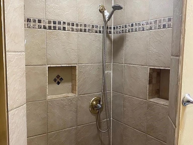 1817 NW 32nd St, Oklahoma City, OK 73118 - interior details with a tile shower