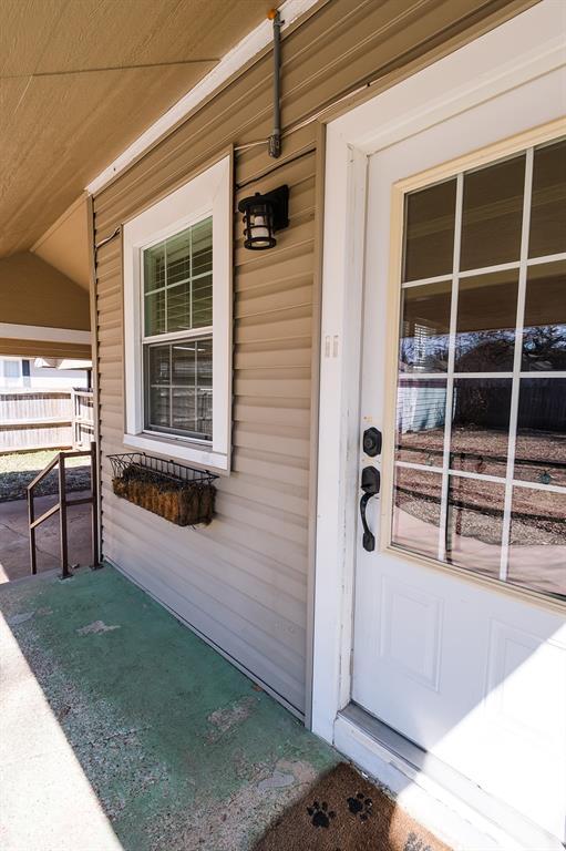 entrance to property featuring a porch