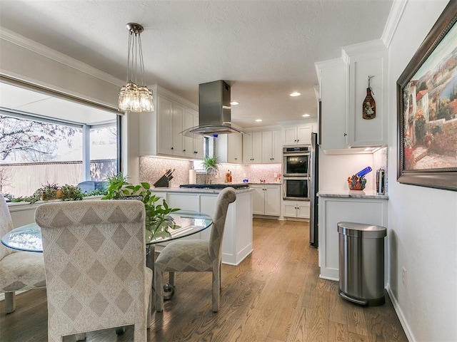 dining area featuring recessed lighting, baseboards, wood finished floors, and crown molding