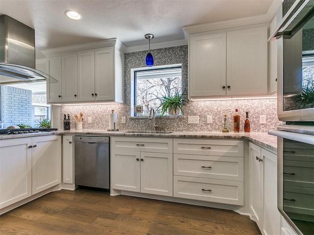 kitchen featuring gas stovetop, dark wood-style flooring, a sink, extractor fan, and dishwasher