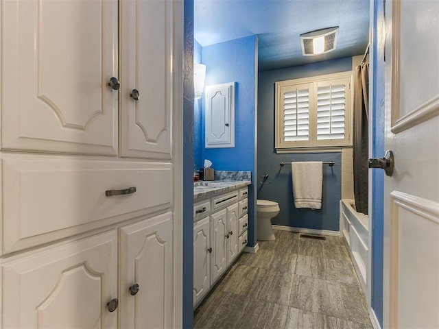 bathroom with vanity, baseboards, visible vents, shower / bath combo with shower curtain, and toilet