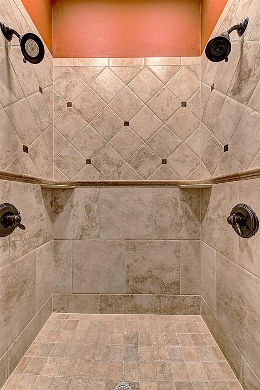 full bathroom featuring a tile shower