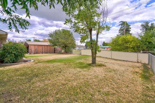 view of yard featuring a fenced backyard