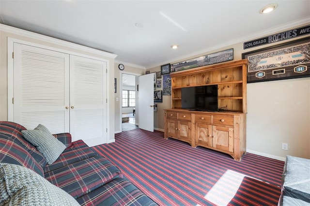 carpeted living area featuring baseboards, recessed lighting, and crown molding