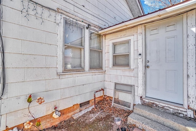 property entrance with crawl space