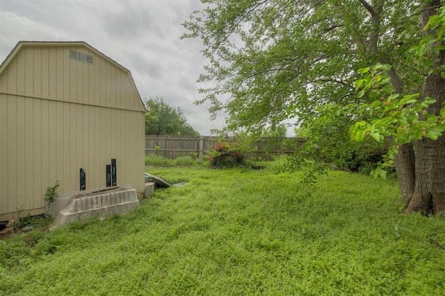 view of yard featuring fence and an outdoor structure