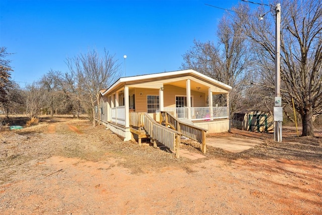 view of front facade with driveway and covered porch