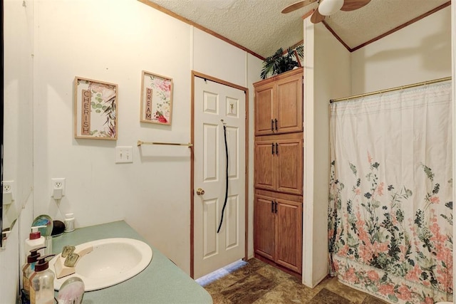 full bathroom featuring a textured ceiling, a shower with shower curtain, a ceiling fan, and crown molding