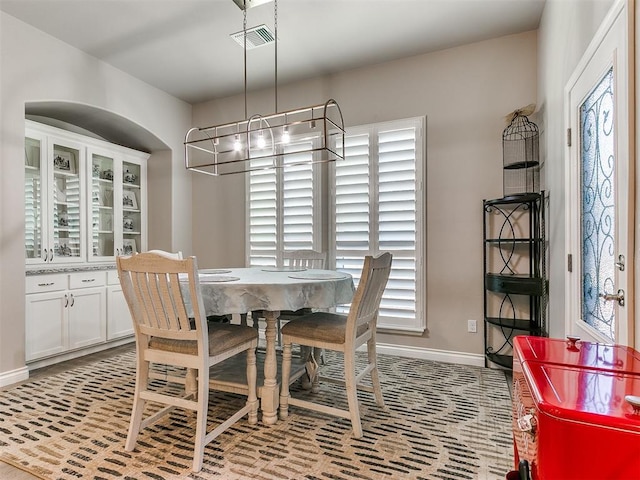 dining area with visible vents, baseboards, and an inviting chandelier