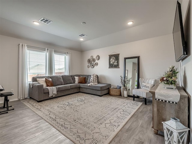 living area featuring light wood finished floors, recessed lighting, visible vents, and baseboards