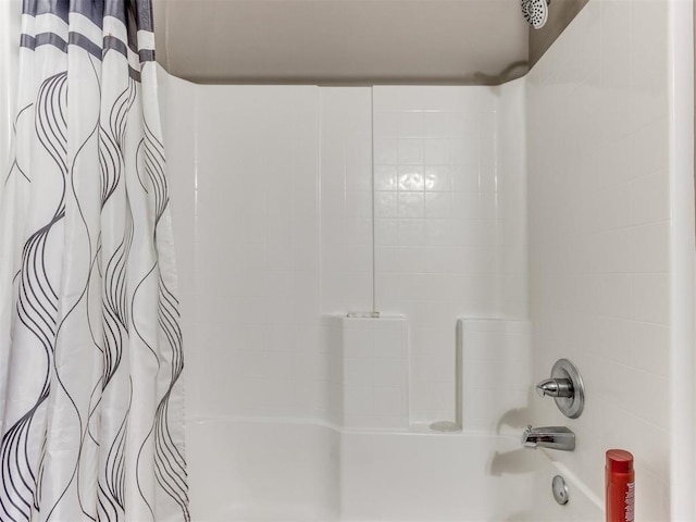 bathroom featuring shower / tub combo