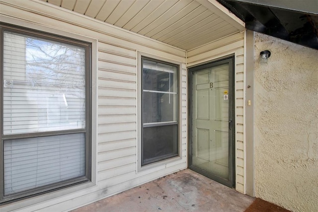 property entrance featuring stucco siding