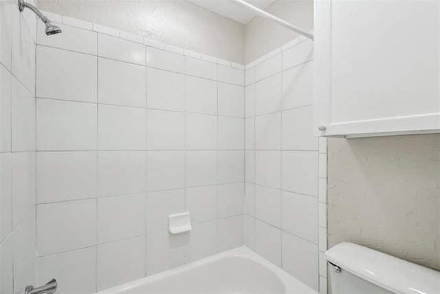 full bathroom featuring toilet and washtub / shower combination