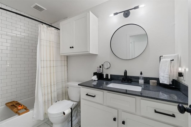 full bathroom with toilet, vanity, visible vents, and shower / bathtub combination with curtain