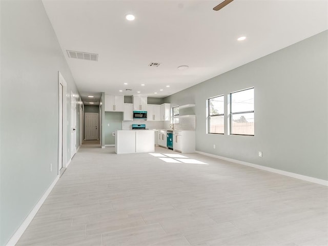 unfurnished living room featuring recessed lighting, visible vents, ceiling fan, and baseboards