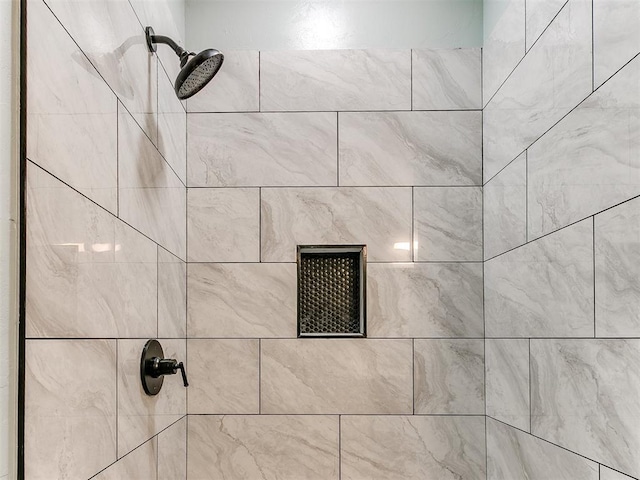 room details featuring a tile shower