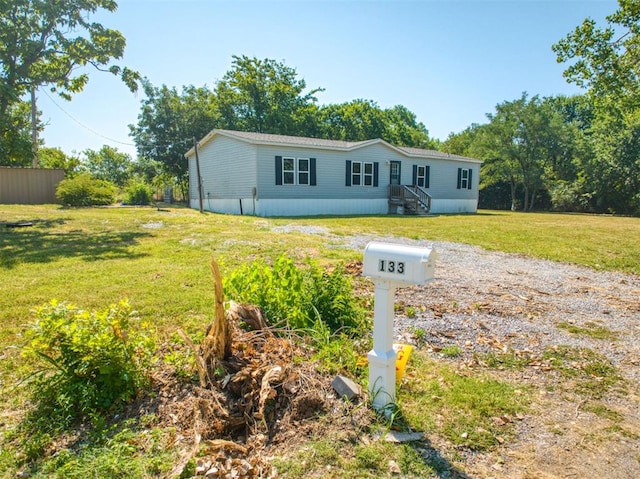 manufactured / mobile home with a front yard