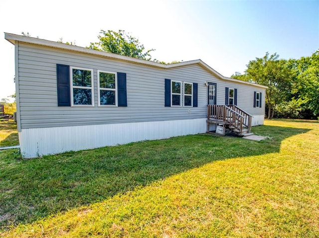 manufactured / mobile home with a front yard