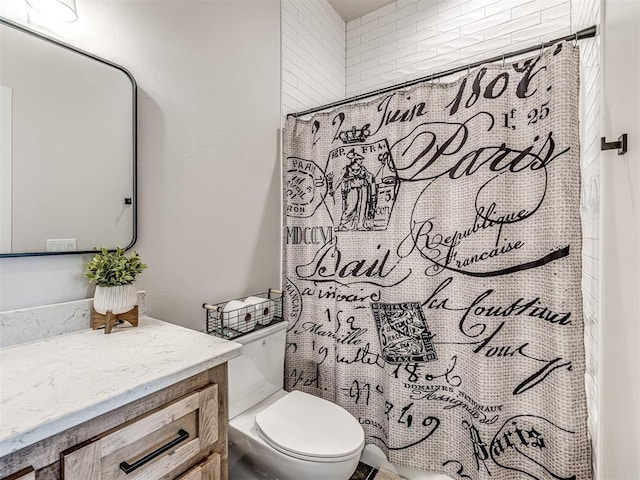 full bath with a shower with curtain, vanity, and toilet