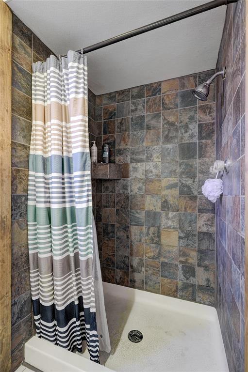 bathroom featuring a tile shower