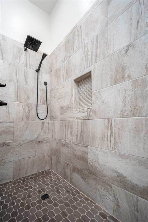 3520 SW 123rd Pl, Oklahoma City, OK 73170 - bathroom featuring tiled shower