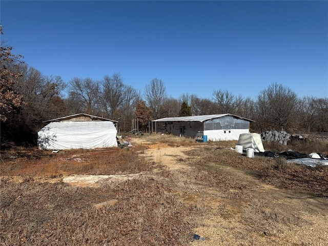 view of yard with an outbuilding