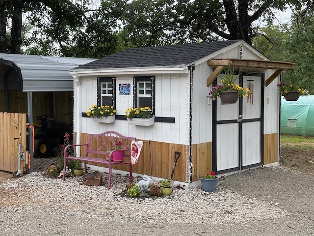 view of outdoor structure featuring an outbuilding and driveway