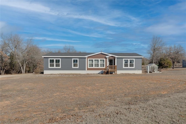 manufactured / mobile home featuring an outdoor structure